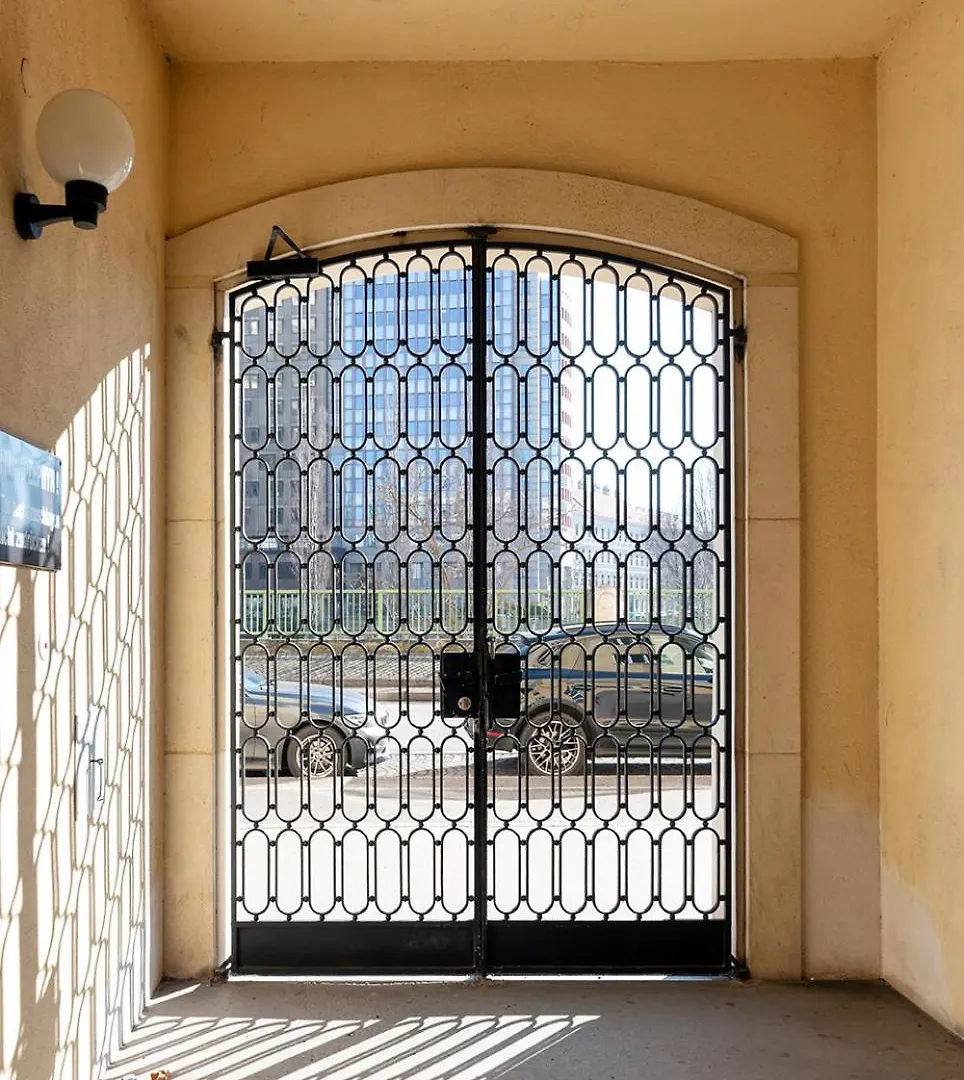 Die Stadt Vor Der Tuere Und Dennoch Ruhig Gelegen Wien 0*,